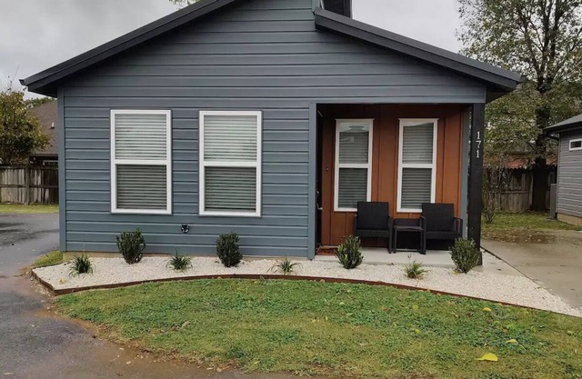 Tiny Home near MTB Trails, Wal-Mart HQ, Sleeps 6
