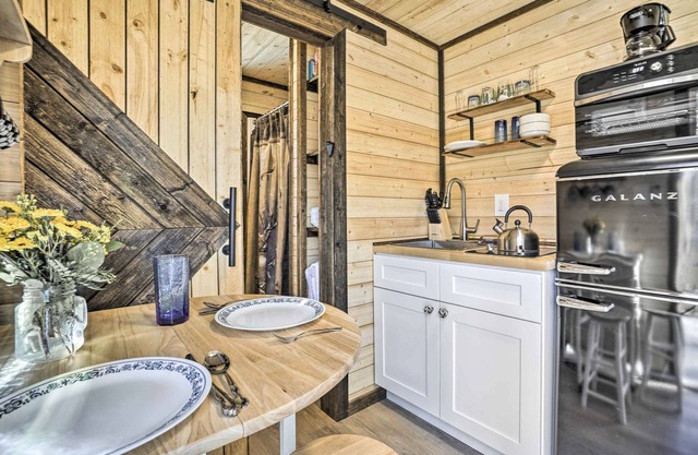 Tiny Home w/Hot Tub By Mohican State Park!