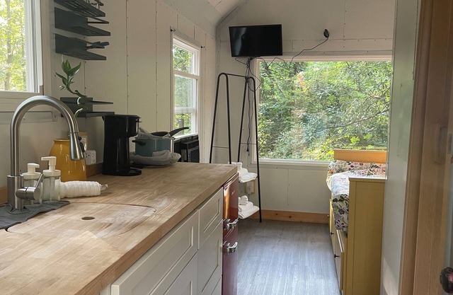 Tiny House In The Forrest. Perfect city location with country feel.