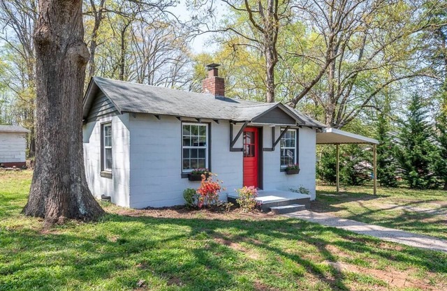 Tiny House w/1st Class Amenities- 12 Min to CLT