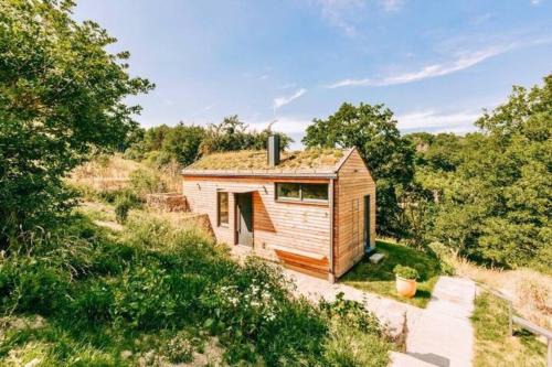 Tinyhouse Minimalus Panorama Schlafloft im Grünen