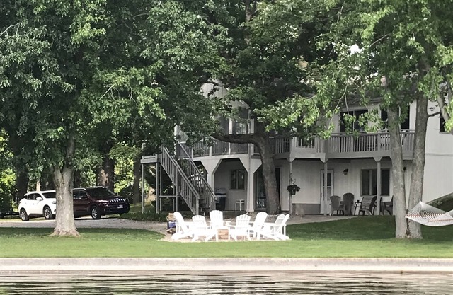 Tippy Cottage on the Lake