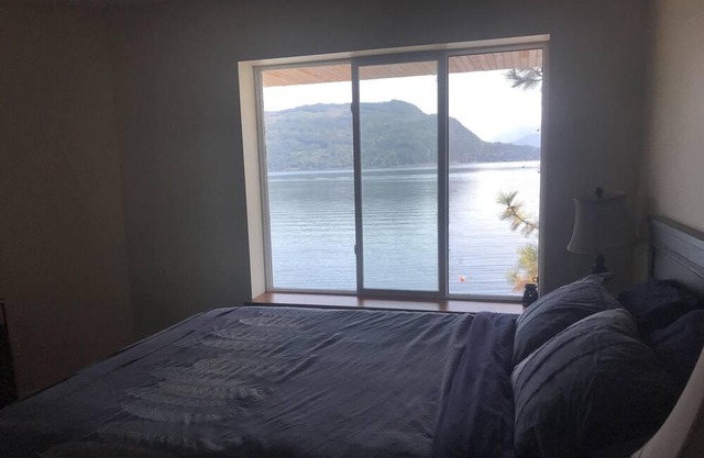 Tlc Beachhouse Waterfront Shuswap Accommodation 