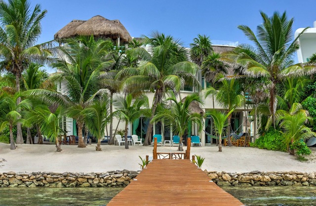 tnGorgeous Oceanfront Villa with Private Pool & Dock
