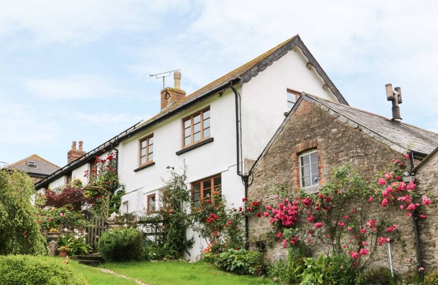 TOM'S HOUSE, character holiday cottage, with a garden in Berrynarbor