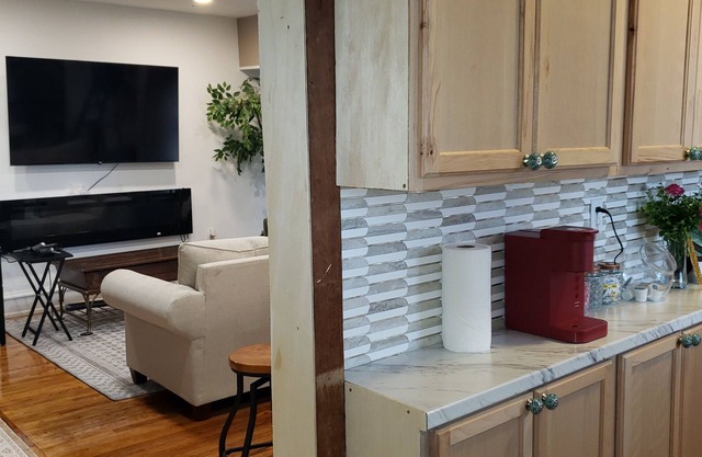 Top-Floor 1BR-Walk to Everything-Safe, Quiet, Beautiful Home and Block to be on!