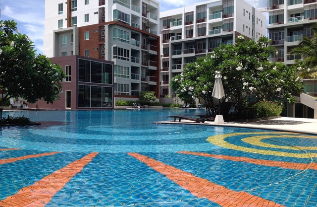 Top Floor 2 Bedroom 2 Bathroom Sea-Facing Apartment with huge pool and balcony