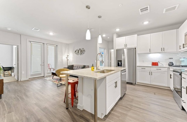 Top Floor 2BR King Beds Suite 8 Min to Downtown