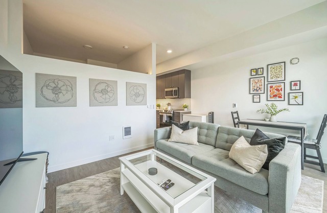 Top Floor Apt -minutes walk to Downtown Redmond/Marymoor in the heart of Redmond