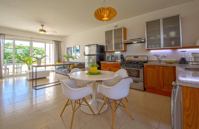 Top-floor condo in beachfront resort, near everything! 2BD, Pool wifi cable TV