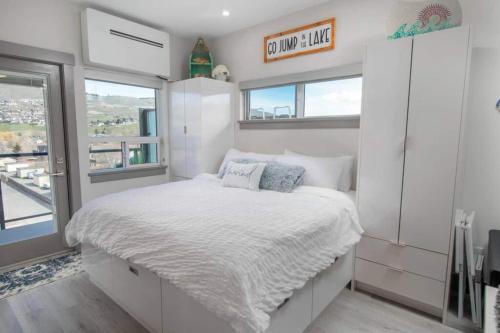 Top Floor Lakeshore Views Near Skiing