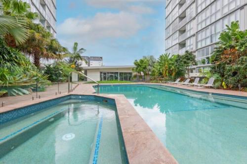 Top-floor Luxe Stay in the City Free parking, pool, gym, wifi