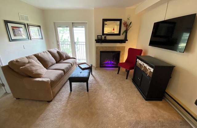 Top Floor, Mtn-View Condo, Cheerful & Tastefully Remodeled, Outdoor Pool