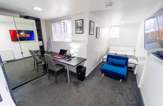 Top floor studio close to the City!