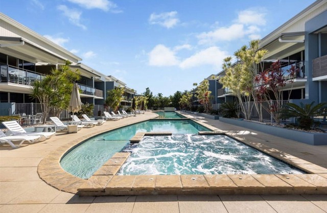 Top Floor Studio Unit in Urangan Ocean Harbour Views Pool Spa