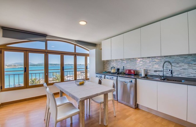 TOP LOCATION, exclusive, modern apartment right on the beach of S'illot TOP!