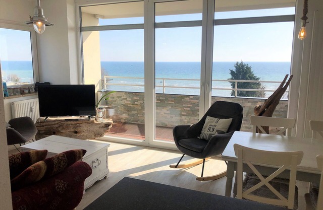 Top modern apartment with direct sea view