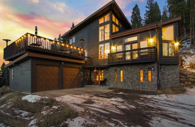 Top of the World Lodge. Hot Tub. 3 Decks. Theater Room. Library. Gourmet Kitchen. Mountain View