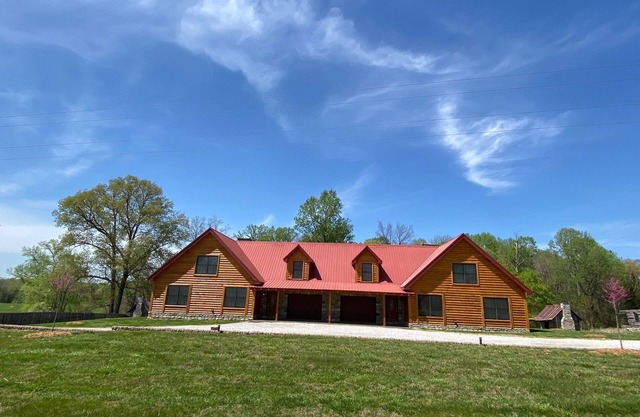 Top Rated 5 Star Exceptional Clean Luxury-fire pit-pool table-pet friendly!