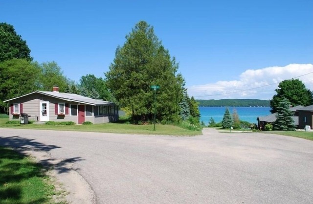 Torch Lake Village Cozy Cottage with private dock