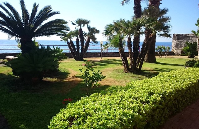 Torre Archirafi 30mt sea apartments, garden and condominium access to the sea