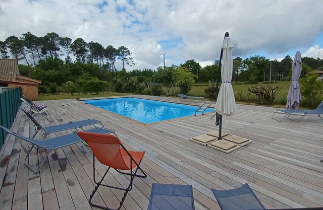 TOUT CONFORT, JARIDN 1.5hectar cloturé, PISCINE et TENNIS PRIVÉ, Parking, CALME