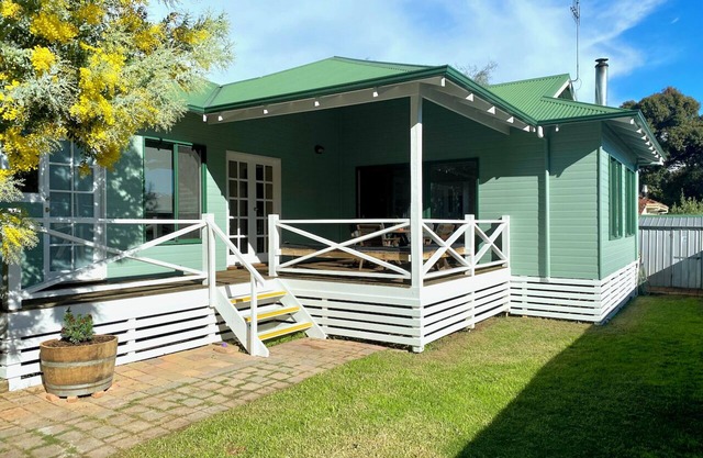 Town Hideaway- Spacious house by the river and town centre. Couples and groups.