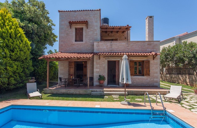 TRADITIONAL STONE BUILD HOME NEAR BEACH WITH WI-FI AND PRIVATE POOL