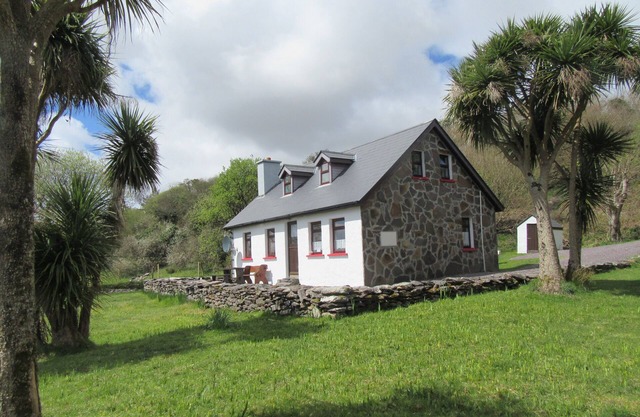 Traditional style Cottage in a quiet location close to the Kenmare Bay