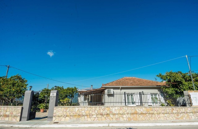 Traditional Village House w/Garden, Terrace, BBQ Very Close to Facilities