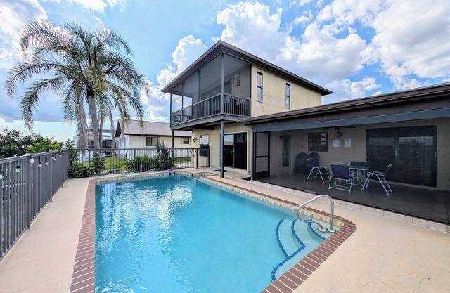 Tranquil 4-bedroom house in Port Charlotte with pool