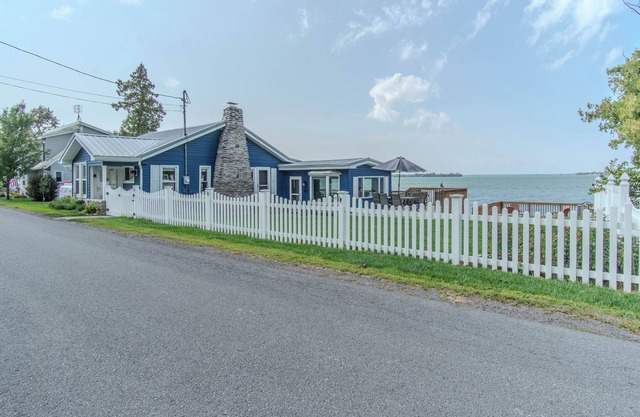 Tranquil 4 Bedroom Lake House on Guffin Bay