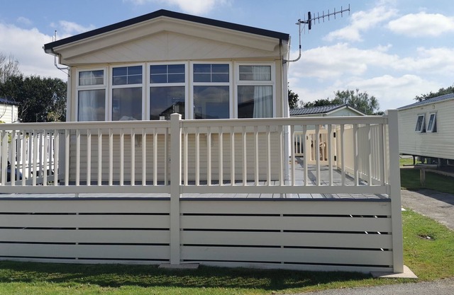 Tranquil 6 Berth Luxury Holiday Home Chichester - Lakeside Holiday Park