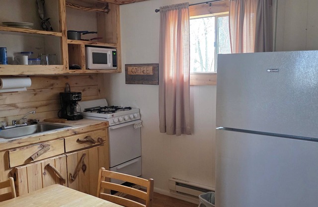 Tranquil Aspen Retreat with Full Kitchen & Cozy Charm at the Cedaredge Lodge.