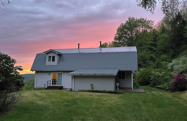 Tranquil cabin with WiFi in charming Muncy Valley