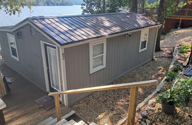 Tranquil cottage with private dock in charming Edwards. Great,relaxing getaway.