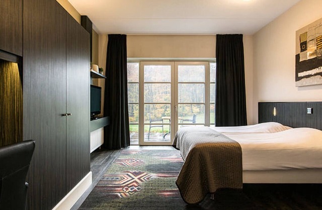Tranquil Getaway with Free Parking, Onsite Dining! Near Valkhof Museum!