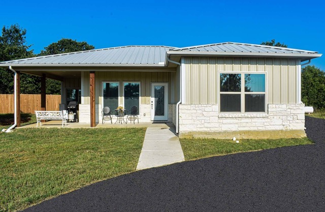 Tranquil Modern Cottage with Deck & Fire Pit - Gateway to Eagle Mountain Lake & Fort Worth