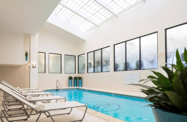 Tranquil Newport Getaway: Four Serene Waterview Rooms | Pets are Allowed