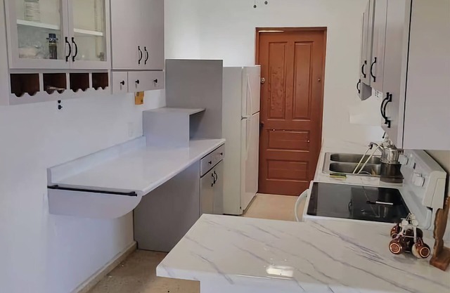 "Tranquil Oasis: Spacious 4-Bed/3-Bath Beach House Just 3 Minutes from Paradise!