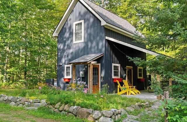 Tranquil Retreat Nestled Among the Trees – Access to Waterfront!