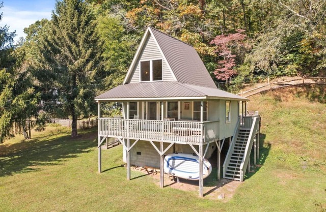 Tranquil Riverfront Living at Sasquatch Cabin!