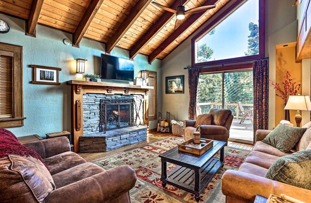 Tranquil Twin Peaks Retreat: Hike, Ski & Swim