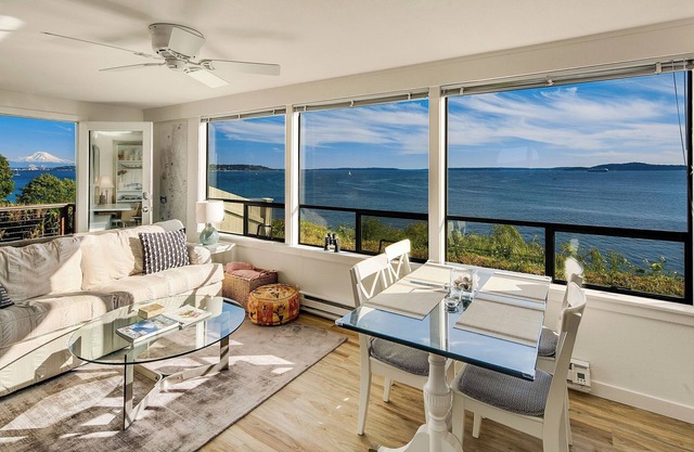 Tranquil waterfront cottage on Seattle's Puget Sound