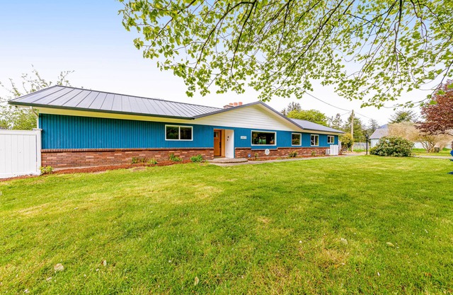 TRASK RIVER FISHING LODGE: New Riverfront Luxury with acreage and great views!