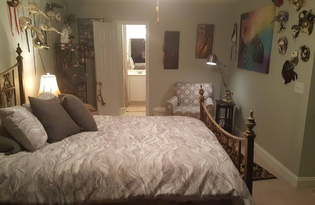 Travel Nurses/Healthcare Professionals upstairs bedroom.