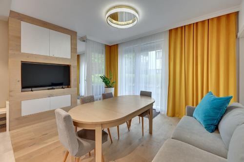 Tre Mare z ogrodem -By the sea by Grand Apartments
