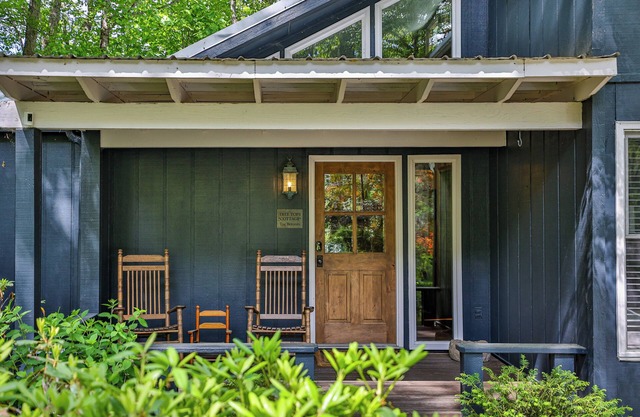 Tree Tops Cottage/Family Friendly/2 miles to Old Edwards