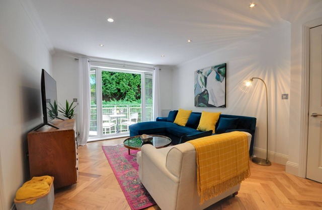Tree Tops- Two bedroom apartment in Alum Chine with parking and balcony