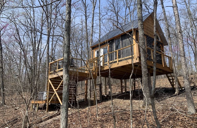 Treehouse and Hot Tub on 10acres - Pet Friendly!